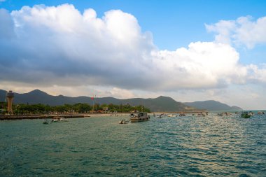 Yeni Con Dao Yolcu Limanı. Ekspres tekne, Vietnam 'daki Con Dao Adası' nda ulaşım hizmetleri sağladı. Con dao Adası ve mavi gökyüzü