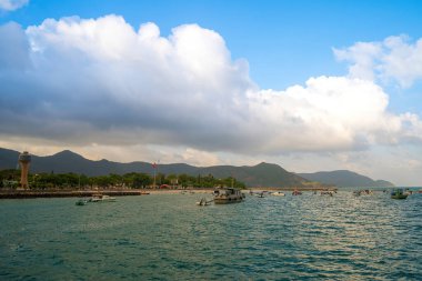 Yeni Con Dao Yolcu Limanı. Ekspres tekne, Vietnam 'daki Con Dao Adası' nda ulaşım hizmetleri sağladı. Con dao Adası ve mavi gökyüzü