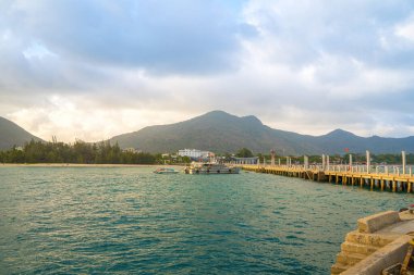 Yeni Con Dao Yolcu Limanı. Ekspres tekne, Vietnam 'daki Con Dao Adası' nda ulaşım hizmetleri sağladı. Con dao Adası ve mavi gökyüzü