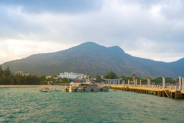 Yeni Con Dao Yolcu Limanı. Ekspres tekne, Vietnam 'daki Con Dao Adası' nda ulaşım hizmetleri sağladı. Con dao Adası ve mavi gökyüzü