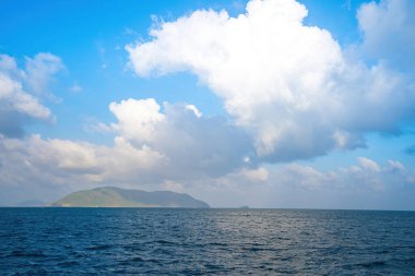 Güneşin doğuşuyla mavi gökyüzünün güzel manzarası. Parçalı bulutlu. Arka plan bulutlu yaz. Bulutlu yaz. Gün batımında gökyüzü bulutsuz. Doğal gökyüzü sinematik güzel sarı ve beyaz doku arkaplanı