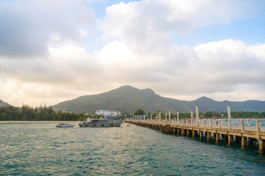 Yeni Con Dao Yolcu Limanı. Ekspres tekne, Vietnam 'daki Con Dao Adası' nda ulaşım hizmetleri sağladı. Con dao Adası ve mavi gökyüzü