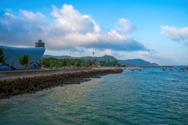 Yeni Con Dao Yolcu Limanı. Ekspres tekne, Vietnam 'daki Con Dao Adası' nda ulaşım hizmetleri sağladı. Con dao Adası ve mavi gökyüzü