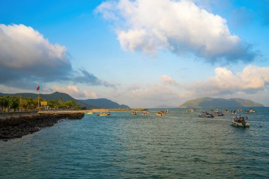 Yeni Con Dao Yolcu Limanı. Ekspres tekne, Vietnam 'daki Con Dao Adası' nda ulaşım hizmetleri sağladı. Con dao Adası ve mavi gökyüzü