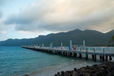 Yeni Con Dao Yolcu Limanı. Ekspres tekne, Vietnam 'daki Con Dao Adası' nda ulaşım hizmetleri sağladı. Con dao Adası ve mavi gökyüzü
