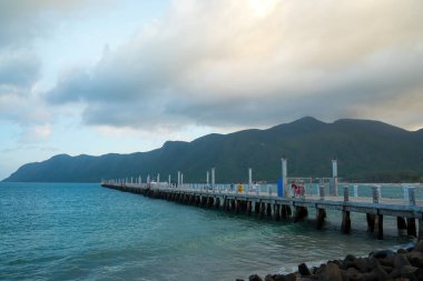 Yeni Con Dao Yolcu Limanı. Ekspres tekne, Vietnam 'daki Con Dao Adası' nda ulaşım hizmetleri sağladı. Con dao Adası ve mavi gökyüzü