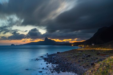 Panoramik Con Dao adası manzaralı, dalgalar, kıyı şeridi, açık gökyüzü ve yol, mavi deniz ve dağ. Bai Nhat Sahili 'nin havadan görünüşü ve sinematik gün batımı..