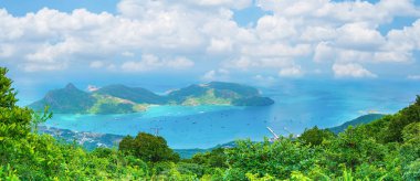 Panoramik kıyı kıyı şeridi Con Dao adası yukarıdan, dalgalar, kıyı şeridi, açık gökyüzü ve yol, mavi deniz ve dağ. Con Dao 'nun yeni yolcu portu.