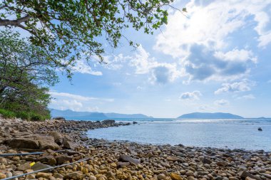Panoramik Con Dao adası manzaralı, dalgalar, kıyı şeridi, açık gökyüzü ve yol, mavi deniz ve dağ. Bulutlu bir günde Bai Nhat plajının havadan görüntüsü. Seyahat kavramı