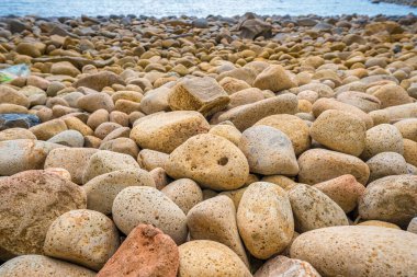 Vietnam, Con Dao Adası 'ndaki en renkli taşlar. Deniz taşı arka planı. Çakıl taşlarıyla soyut doğa arka planı. Çok renkli çakıl taşlarının tam kare görüntüsü. Yakın plan.
