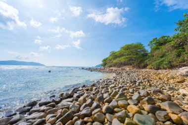 Panoramik Con Dao adası manzaralı, dalgalar, kıyı şeridi, açık gökyüzü ve yol, mavi deniz ve dağ. Bulutlu bir günde Bai Nhat plajının havadan görüntüsü. Seyahat kavramı