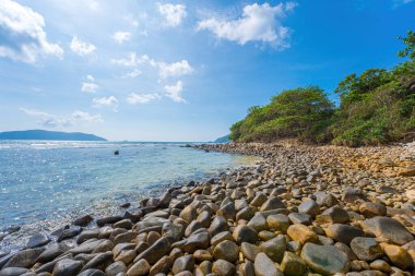 Panoramik Con Dao adası manzaralı, dalgalar, kıyı şeridi, açık gökyüzü ve yol, mavi deniz ve dağ. Bulutlu bir günde Bai Nhat plajının havadan görüntüsü. Seyahat kavramı