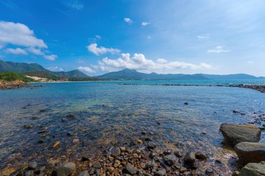 Panoramik Con Dao adası manzaralı, dalgalar, kıyı şeridi, açık gökyüzü ve yol, mavi deniz ve dağ. Bulutlu bir günde Bai Nhat plajının havadan görüntüsü. Seyahat kavramı