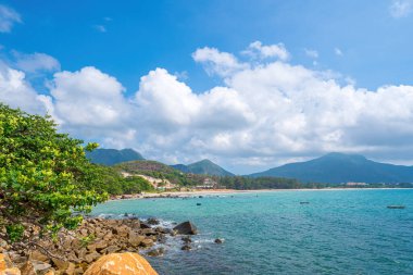 Panoramik Con Dao adası manzaralı, dalgalar, kıyı şeridi, açık gökyüzü ve yol, mavi deniz ve dağ. Bulutlu bir günde Bai Nhat plajının havadan görüntüsü. Seyahat kavramı