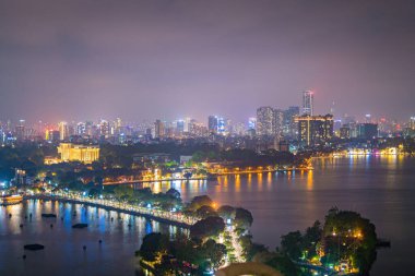 Gün batımında Hanoi 'nin gökyüzü manzarası. Hanoi 'deki en eski Budist tapınağı olan Tran Quoc Pagoda, Hanoi' nin Batı Gölü 'nün güneydoğu kıyısında yer almaktadır..