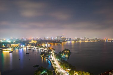 Gün batımında Hanoi 'nin gökyüzü manzarası. Hanoi 'deki en eski Budist tapınağı olan Tran Quoc Pagoda, Hanoi' nin Batı Gölü 'nün güneydoğu kıyısında yer almaktadır..