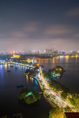 Gün batımında Hanoi 'nin gökyüzü manzarası. Hanoi 'deki en eski Budist tapınağı olan Tran Quoc Pagoda, Hanoi' nin Batı Gölü 'nün güneydoğu kıyısında yer almaktadır..