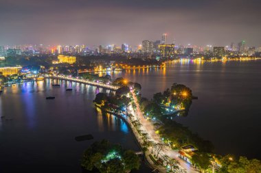 Gün batımında Hanoi 'nin gökyüzü manzarası. Hanoi 'deki en eski Budist tapınağı olan Tran Quoc Pagoda, Hanoi' nin Batı Gölü 'nün güneydoğu kıyısında yer almaktadır..