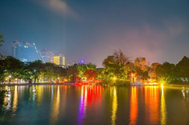 Kızıl Köprü - Hoan Kiem Gölü 'ndeki Huc Köprüsü, Vietnam' ın başkenti Hanoi 'nin tarihi merkezinde yer alan bir göldür.