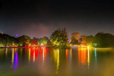 Kızıl Köprü - Hoan Kiem Gölü 'ndeki Huc Köprüsü, Vietnam' ın başkenti Hanoi 'nin tarihi merkezinde yer alan bir göldür.