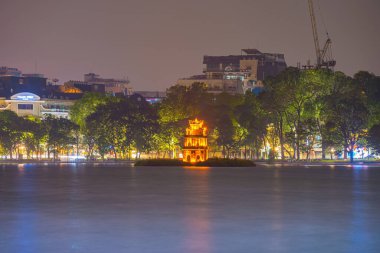 Hoan Kiem Gölü (Ho Guom) veya geceleri Hanoi 'nin merkezinde bulunan Sword Gölü. Hoan Kiem Gölü Hanoi 'de ünlü bir turistik yerdir. Seyahat ve manzara konsepti. Seçici odak.