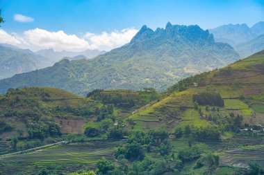 Muong Hum, Y Ty, Lao Cai, Vietnam 'daki pirinç teraslarının hava görüntüsü. Vietnam 'ın manzara manzarası, Muong Hum' un kalbi pirinç tarlaları. Muhteşem pirinç tarlaları. Dikilmiş panorama çekimi