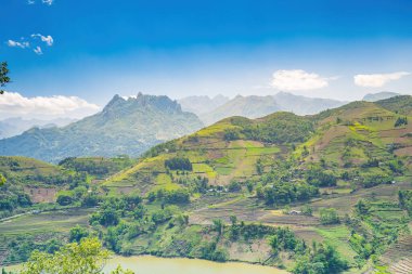 Muong Hum, Y Ty, Lao Cai, Vietnam 'daki pirinç teraslarının hava görüntüsü. Vietnam 'ın manzara manzarası, Muong Hum' un kalbi pirinç tarlaları. Muhteşem pirinç tarlaları. Dikilmiş panorama çekimi