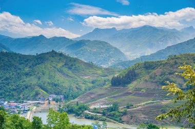 Muong Hum, Y Ty, Lao Cai, Vietnam 'daki pirinç teraslarının hava görüntüsü. Vietnam 'ın manzara manzarası, Muong Hum' un kalbi pirinç tarlaları. Muhteşem pirinç tarlaları. Dikilmiş panorama çekimi