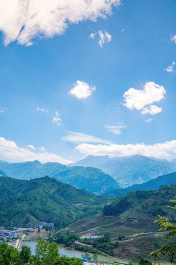 Güneşin doğuşuyla mavi gökyüzünün güzel manzarası. Parçalı bulutlu. Arka plan bulutlu yaz. Bulutlu yaz. Gün batımında gökyüzü bulutsuz. Doğal gökyüzü sinematik güzel sarı ve beyaz doku arkaplanı