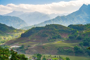 Muong Hum, Y Ty, Lao Cai, Vietnam 'daki pirinç teraslarının hava görüntüsü. Vietnam 'ın manzara manzarası, Muong Hum' un kalbi pirinç tarlaları. Muhteşem pirinç tarlaları. Dikilmiş panorama çekimi