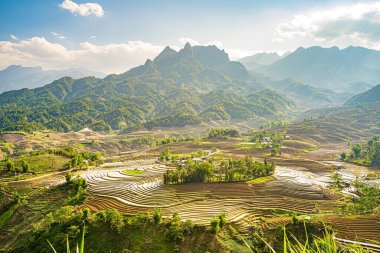 Sang Ma Sao, Y Ty, Lao Cai, Vietnam 'daki pirinç teraslarının hava görüntüleri. Vietnam manzarası, Sang Ma Sao 'nun pirinç tarlaları. Muhteşem pirinç tarlaları. Dikilmiş panorama çekimi