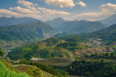 Sang Ma Sao, Y Ty, Lao Cai, Vietnam 'daki pirinç teraslarının hava görüntüleri. Vietnam manzarası, Sang Ma Sao 'nun pirinç tarlaları. Muhteşem pirinç tarlaları. Dikilmiş panorama çekimi