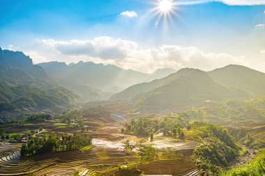 Sang Ma Sao, Y Ty, Lao Cai, Vietnam 'daki pirinç teraslarının hava görüntüleri. Vietnam manzarası, Sang Ma Sao 'nun pirinç tarlaları. Muhteşem pirinç tarlaları. Dikilmiş panorama çekimi