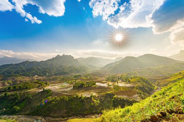 Sang Ma Sao, Y Ty, Lao Cai, Vietnam 'daki pirinç teraslarının hava görüntüleri. Vietnam manzarası, Sang Ma Sao 'nun pirinç tarlaları. Muhteşem pirinç tarlaları. Dikilmiş panorama çekimi