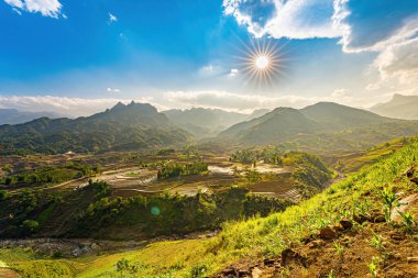 Sang Ma Sao, Y Ty, Lao Cai, Vietnam 'daki pirinç teraslarının hava görüntüleri. Vietnam manzarası, Sang Ma Sao 'nun pirinç tarlaları. Muhteşem pirinç tarlaları. Dikilmiş panorama çekimi