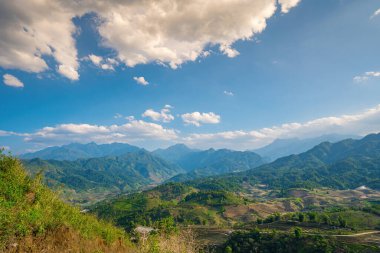 Sang Ma Sao, Y Ty, Lao Cai, Vietnam 'daki pirinç teraslarının hava görüntüleri. Vietnam manzarası, Sang Ma Sao 'nun pirinç tarlaları. Muhteşem pirinç tarlaları. Dikilmiş panorama çekimi