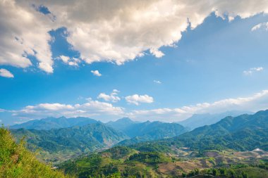 Sang Ma Sao, Y Ty, Lao Cai, Vietnam 'daki pirinç teraslarının hava görüntüleri. Vietnam manzarası, Sang Ma Sao 'nun pirinç tarlaları. Muhteşem pirinç tarlaları. Dikilmiş panorama çekimi