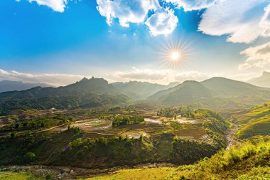 Sang Ma Sao, Y Ty, Lao Cai, Vietnam 'daki pirinç teraslarının hava görüntüleri. Vietnam manzarası, Sang Ma Sao 'nun pirinç tarlaları. Muhteşem pirinç tarlaları. Dikilmiş panorama çekimi