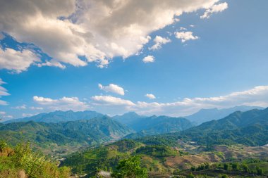 Sang Ma Sao, Y Ty, Lao Cai, Vietnam 'daki pirinç teraslarının hava görüntüleri. Vietnam manzarası, Sang Ma Sao 'nun pirinç tarlaları. Muhteşem pirinç tarlaları. Dikilmiş panorama çekimi