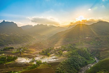 Sang Ma Sao, Y Ty, Lao Cai, Vietnam 'daki pirinç teraslarının hava görüntüleri. Vietnam manzarası, Sang Ma Sao 'nun pirinç tarlaları. Muhteşem pirinç tarlaları. Dikilmiş panorama çekimi