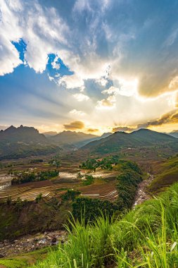 Sang Ma Sao, Y Ty, Lao Cai, Vietnam 'daki pirinç teraslarının hava görüntüleri. Vietnam manzarası, Sang Ma Sao 'nun pirinç tarlaları. Muhteşem pirinç tarlaları. Dikilmiş panorama çekimi