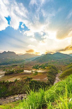 Sang Ma Sao, Y Ty, Lao Cai, Vietnam 'daki pirinç teraslarının hava görüntüleri. Vietnam manzarası, Sang Ma Sao 'nun pirinç tarlaları. Muhteşem pirinç tarlaları. Dikilmiş panorama çekimi