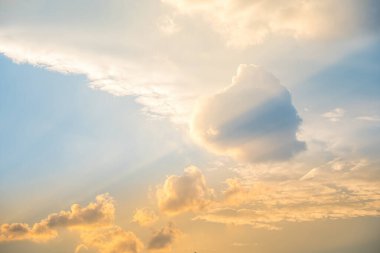 Güneşin doğuşuyla mavi gökyüzünün güzel manzarası. Parçalı bulutlu. Arka plan bulutlu yaz. Bulutlu yaz. Gün batımında gökyüzü bulutsuz. Doğal gökyüzü sinematik güzel sarı ve beyaz doku arkaplanı