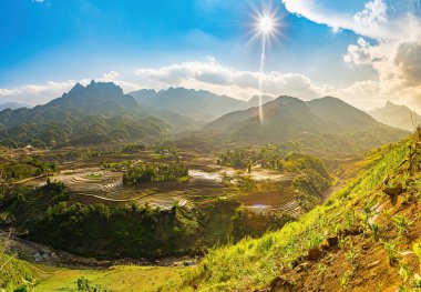 Sang Ma Sao, Y Ty, Lao Cai, Vietnam 'daki pirinç teraslarının hava görüntüleri. Vietnam manzarası, Sang Ma Sao 'nun pirinç tarlaları. Muhteşem pirinç tarlaları. Dikilmiş panorama çekimi