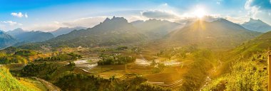 Sang Ma Sao, Y Ty, Lao Cai, Vietnam 'daki pirinç teraslarının hava görüntüleri. Vietnam manzarası, Sang Ma Sao 'nun pirinç tarlaları. Muhteşem pirinç tarlaları. Dikilmiş panorama çekimi