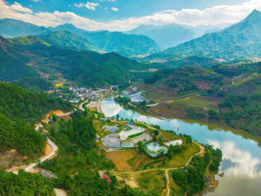 Muong Hum, Y Ty, Lao Cai, Vietnam 'daki pirinç teraslarının hava görüntüsü. Vietnam 'ın manzara manzarası, Muong Hum' un kalbi pirinç tarlaları. Muhteşem pirinç tarlaları. Dikilmiş panorama çekimi