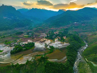 Sang Ma Sao, Y Ty, Lao Cai, Vietnam 'daki pirinç teraslarının hava görüntüleri. Vietnam manzarası, Sang Ma Sao 'nun pirinç tarlaları. Muhteşem pirinç tarlaları. Dikilmiş panorama çekimi