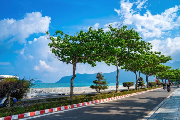 베트남 해안선 지대를 이어지는 도로가 베트남 남부의 목적지중 — 스톡 사진