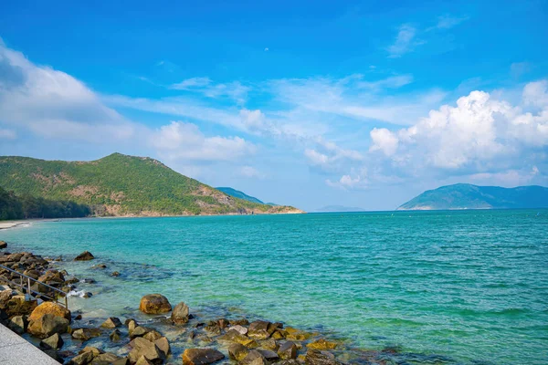 Panoramiczny Widok Wyspę Con Dao Góry Falami Linią Brzegową Przejrzystym — Zdjęcie stockowe