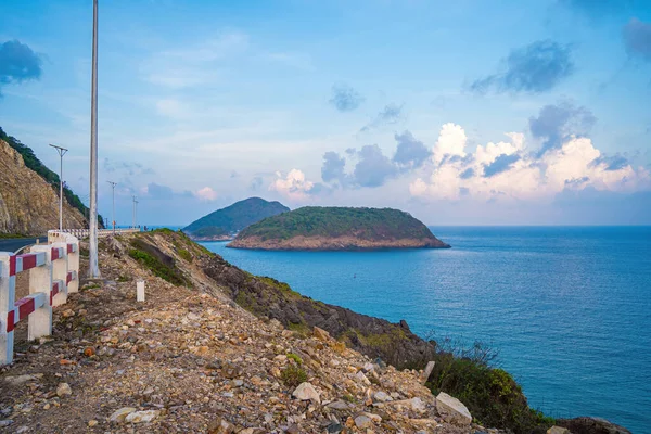 Panoramiczny Widok Wyspę Con Dao Góry Falami Linią Brzegową Przejrzystym — Zdjęcie stockowe
